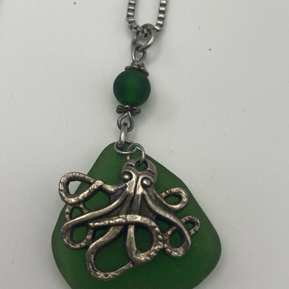 Artisan Green Sea Glass and Silver Tone Octopus Pendant 20” Necklace Beach